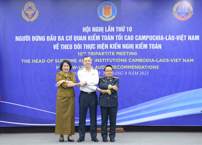 越南国家审计长吴文俊（中）同老挝和柬埔寨领导合影。