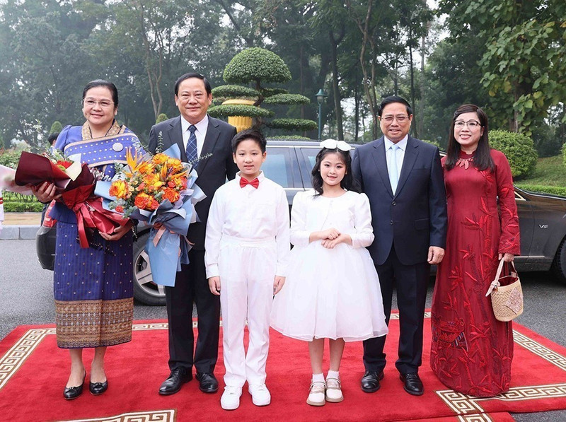 范明正总理夫妇与宋赛·西潘敦夫妇合影。 