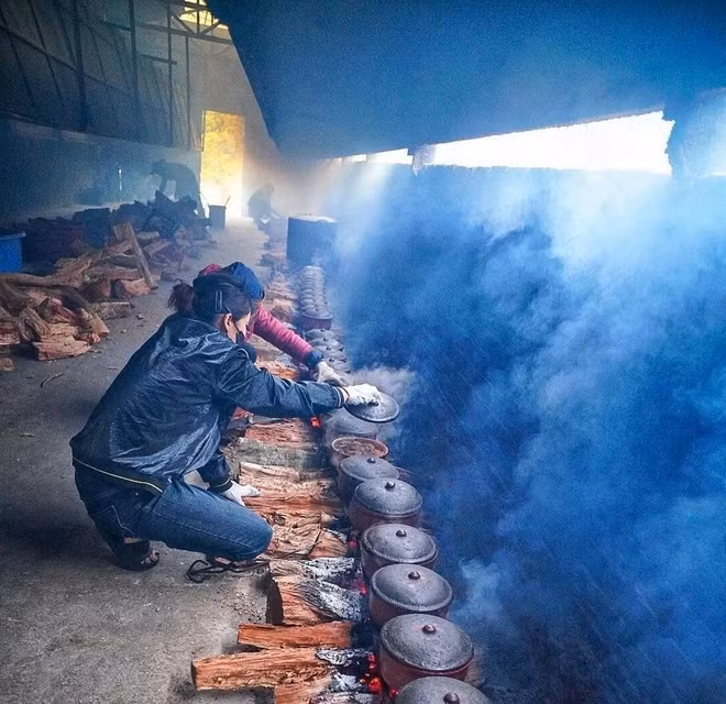 红烧鱼采用简单的乡土食材进行炖煮。