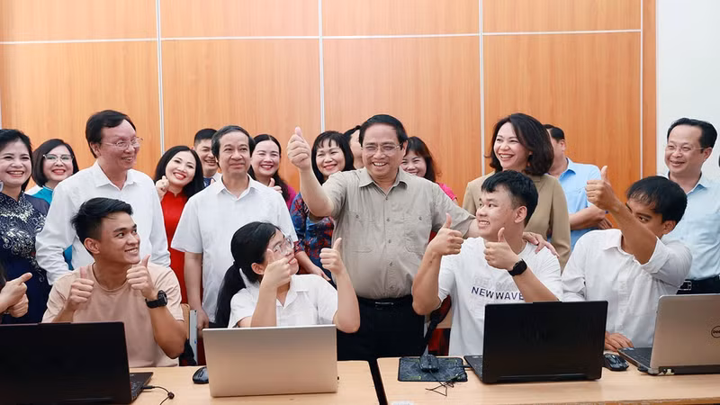 范明正总理看望慰问赫尔曼·格迈纳私立中学的师生。