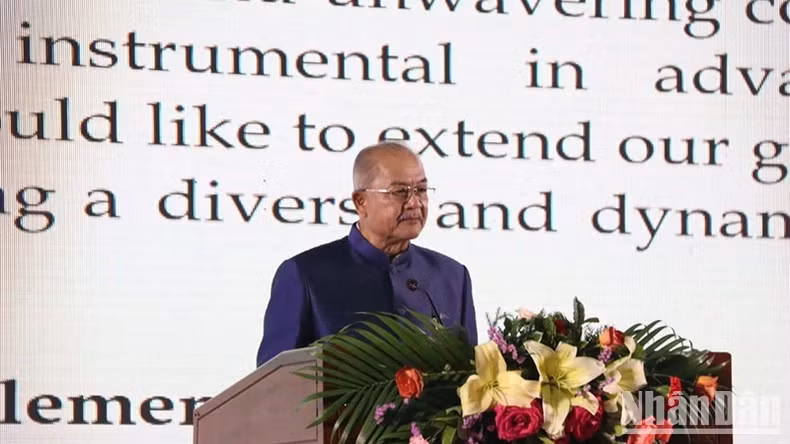 老挝政府副总理吉乔·凯坎匹吞致开幕词。