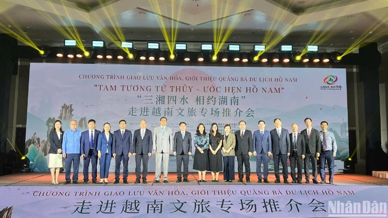 出席活动的越中代表合影。