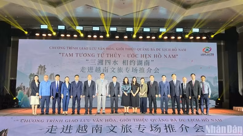 出席活动的越中代表合影。