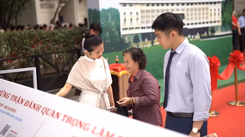 观众在“决战区”，通过扫描二维码访问每场战役对应的在线版本和互动沙盘。