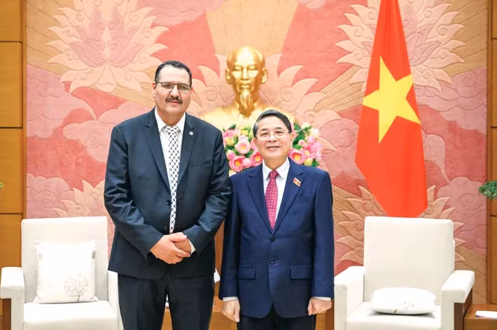 越南国会副主席阮德海与阿尔及利亚—越南议员友好小组主席萨利赫·达加尔合影。