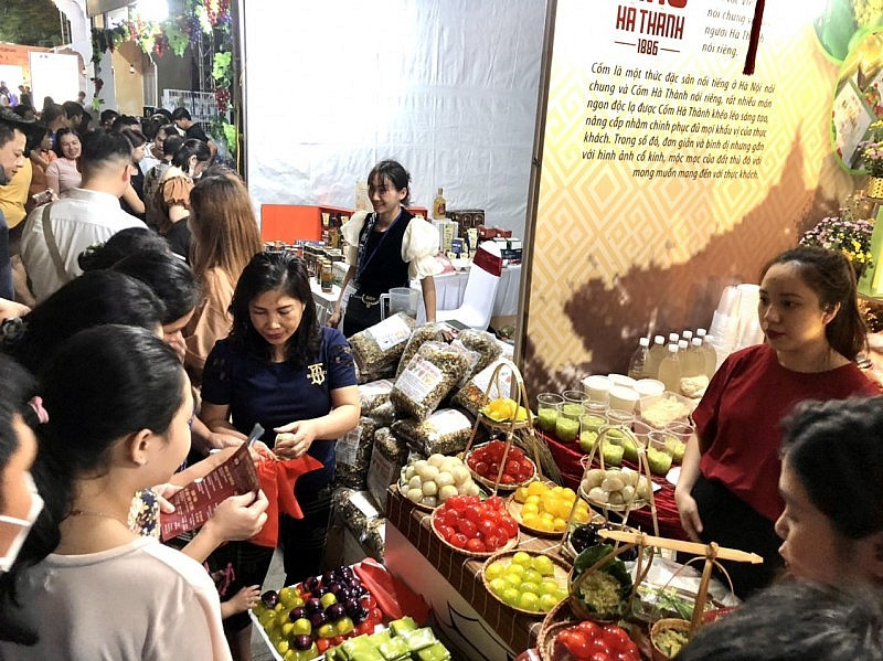 游客参观当地饮食展厅。