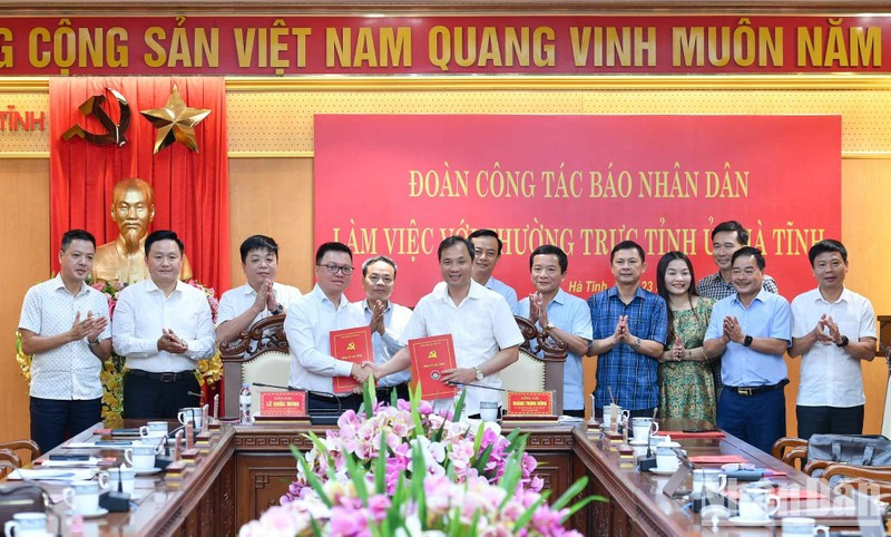 《人民报》社与河静省领导签署2023-2025年联合宣传计划。