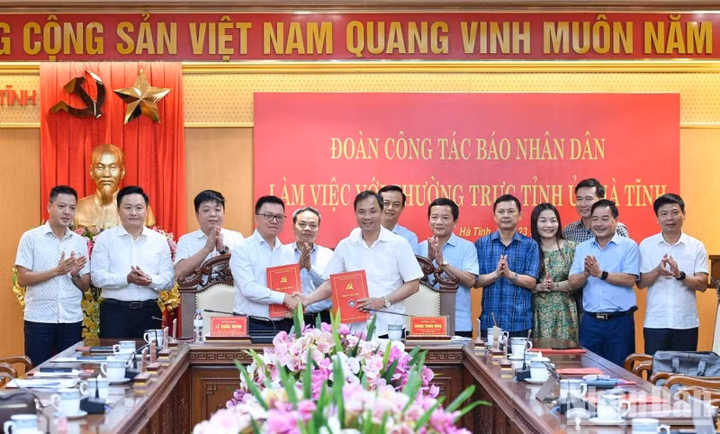 《人民报》社与河静省领导签署2023-2025年联合宣传计划。