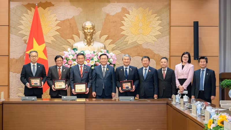 国会主席王廷惠与日本经济团体联合会代表团合影。