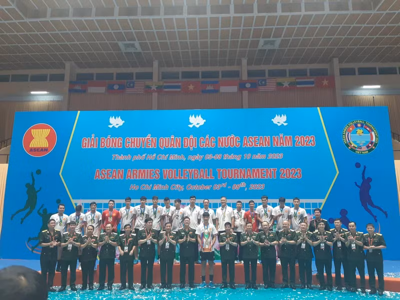 越南队在2023年东盟各国军队室内男子排球比赛中夺冠