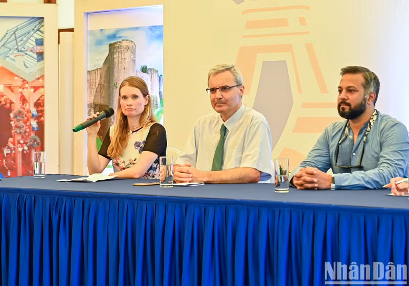 法新社河内分社首席代表Alice Philipson女士在介绍图片内容时，表达了她对图片展的自豪。