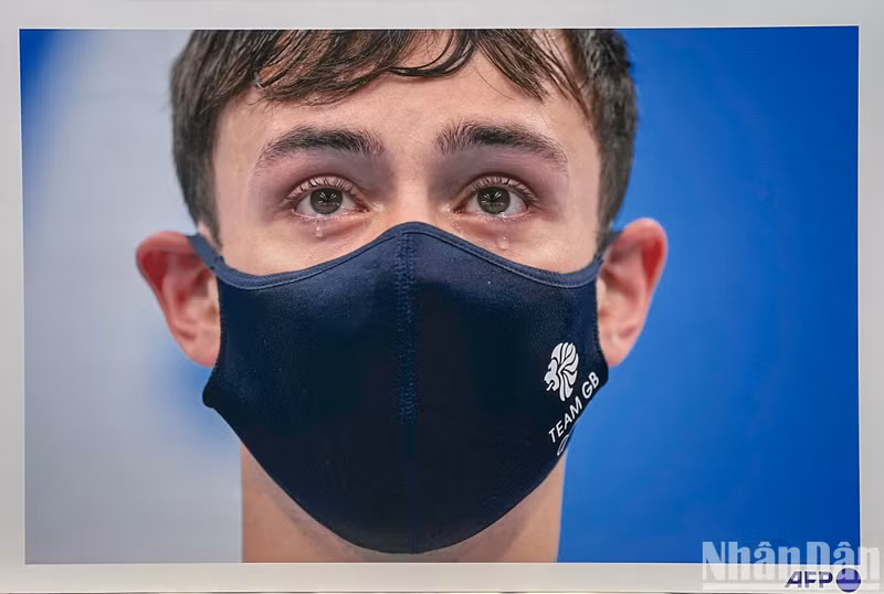 英国运动员Thomas Daley在2020年东京奥运会上摘得跳水男子10米台金牌落下了高兴的眼泪。
