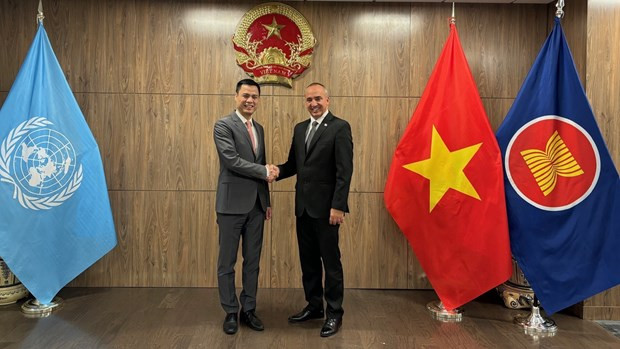 新任古巴驻联合国代表团团长埃内斯托·索伯龙·古兹曼和越南驻联合国代表团团长邓黄江大使。