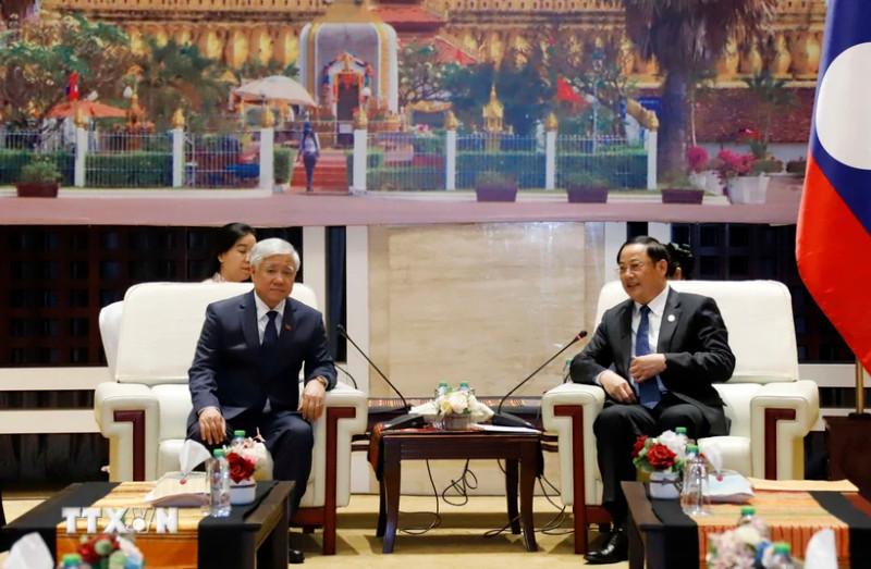 老挝政府总理宋赛·西潘敦会见越南祖国阵线中央委员会主席杜文战。