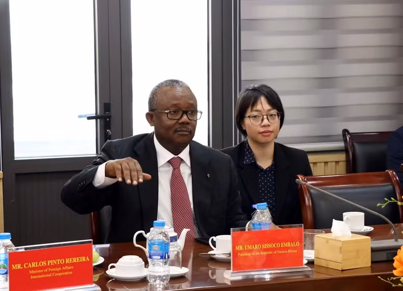 几内亚比绍共和国总统乌马罗·西索科·恩巴洛在会议上交流。