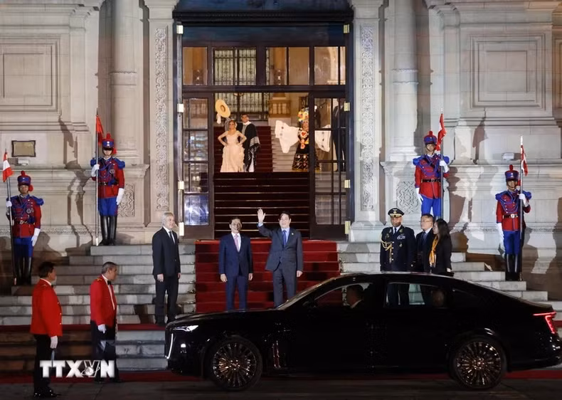 越南国家主席梁强来到宴会现场。