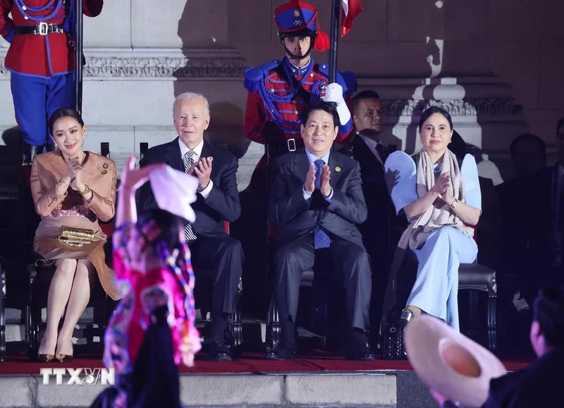 越南国家主席梁强同世界各国领导人出席APEC欢迎宴会。（图片来源：越通社）