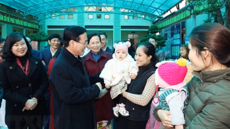 越南国家主席武文赏考察清廉县清风乡卫生站。