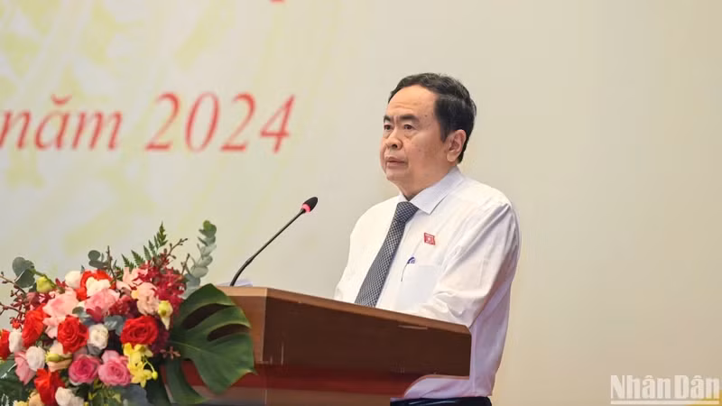 越南国会主席陈青敏在会议开幕式上致辞。