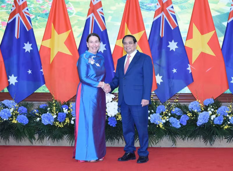 两位领导会见前握手。