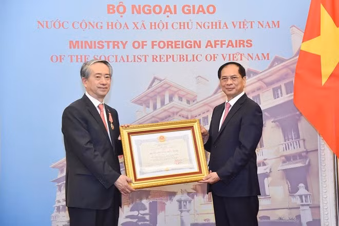 越南政府副总理兼外交部长裴青山向中华人民共和国驻越南特命全权大使熊波授予了越南国家友谊勋章。