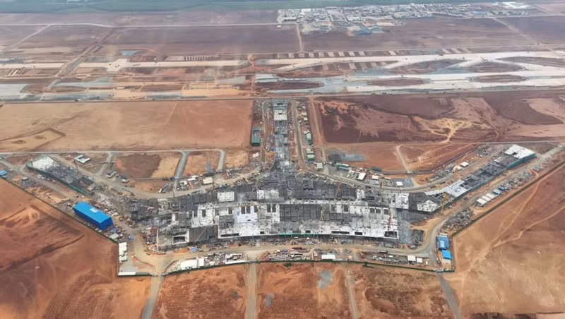 龙城机场航站楼进入钢结构封顶施工阶段。