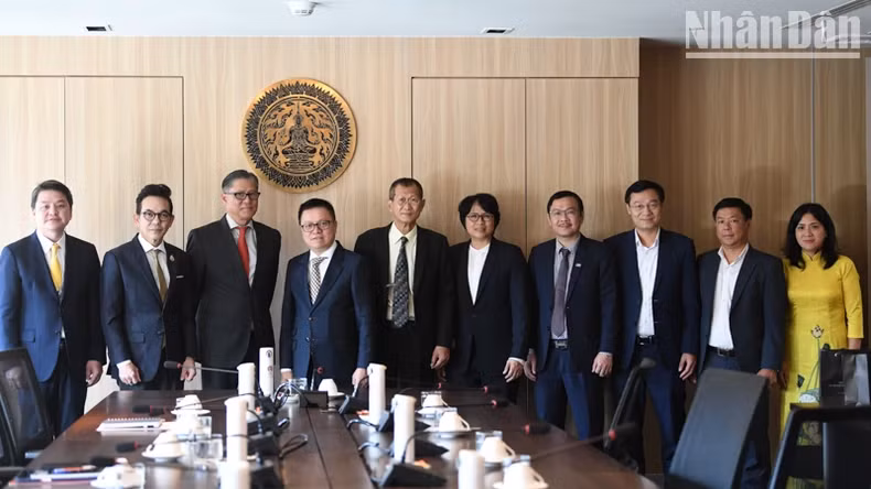 黎国明同志一行与泰国外交部副部长拉·查理詹举行会晤。