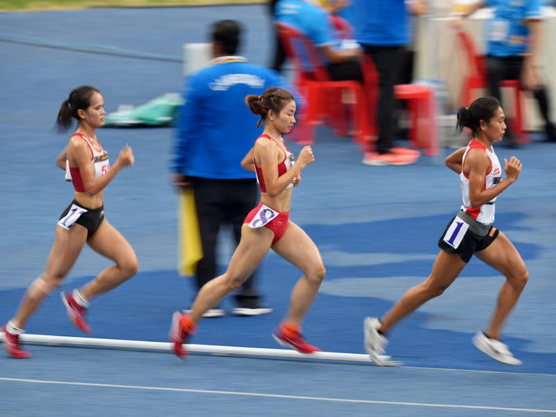 第一圈，阮氏莺和她的队友采用跟随跑的技战术。