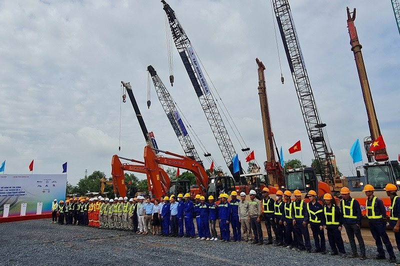 隆城国际航空港1号公路和2号公路动工仪式。