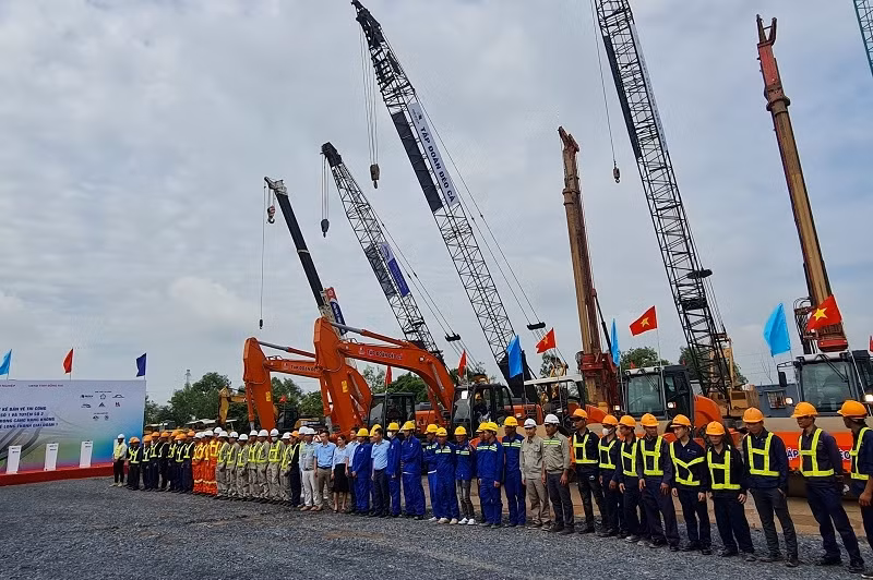 隆城国际航空港1号公路和2号公路动工仪式。