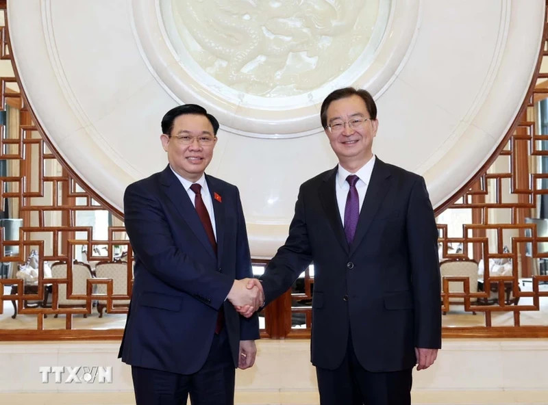 中共中央委员、云南省委书记、省人大常委会主任王宁迎接越南国会主席王廷惠。（图片来源：越通社）