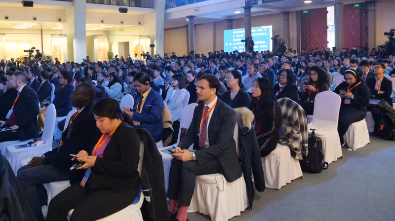 众多外国使节和媒体记者参加活动。