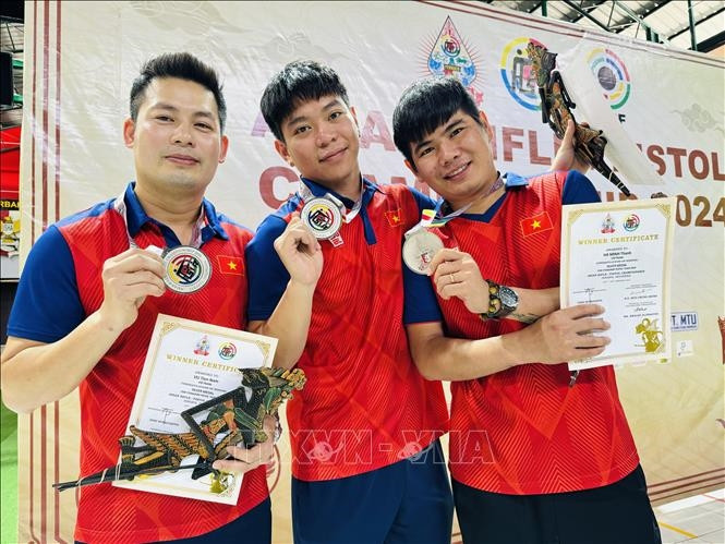 越南射击运动员何明成、潘春专何武进南。