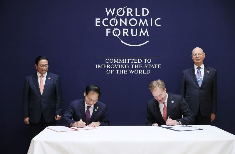 附图：越南政府总理范明正2023年6月26日下午会见世界经济论坛创始人兼执行主席克劳斯·施瓦布，并共同见证了2023-2026年越南与世界经济论坛合作谅解备忘录签署仪式。