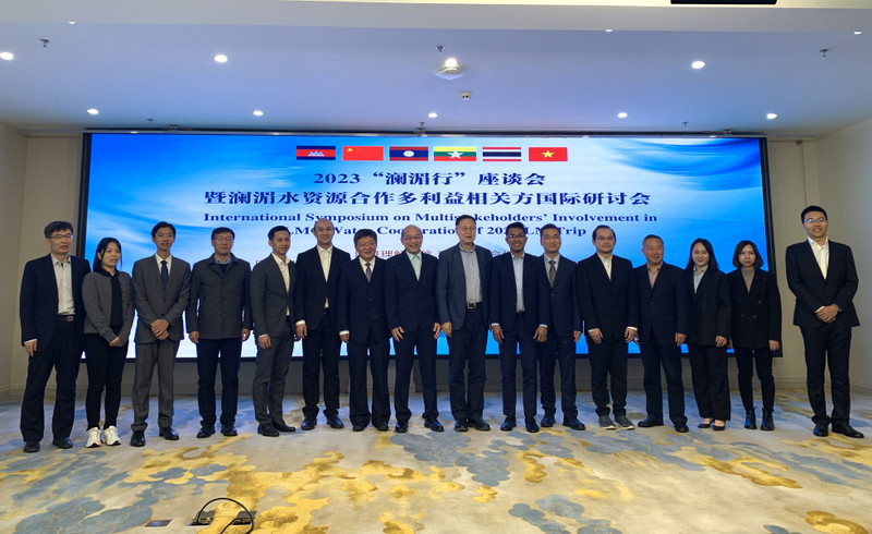 与会代表合影留念。（杜有兴 摄）