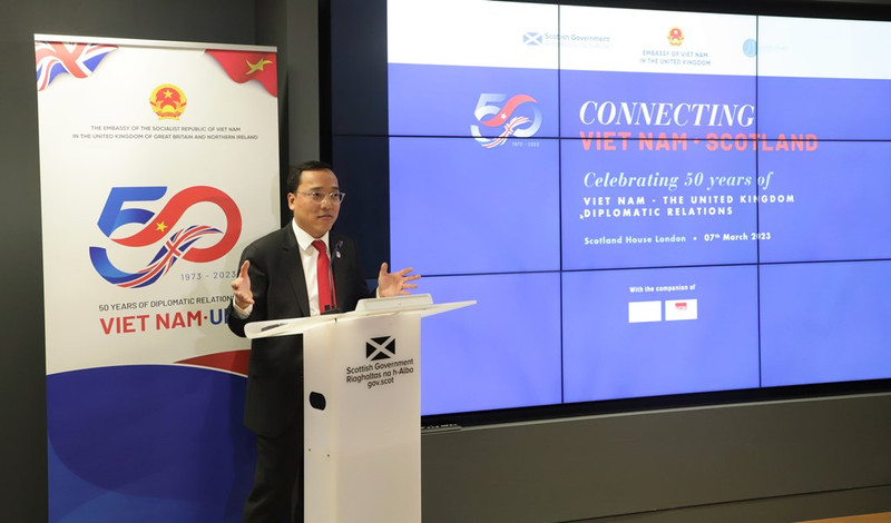 越南驻英国大使阮黄龙在活动上发表讲话。