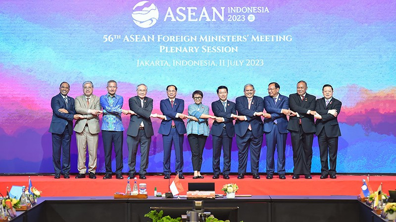 东盟各国外长在AMM-56全体会议上合影。