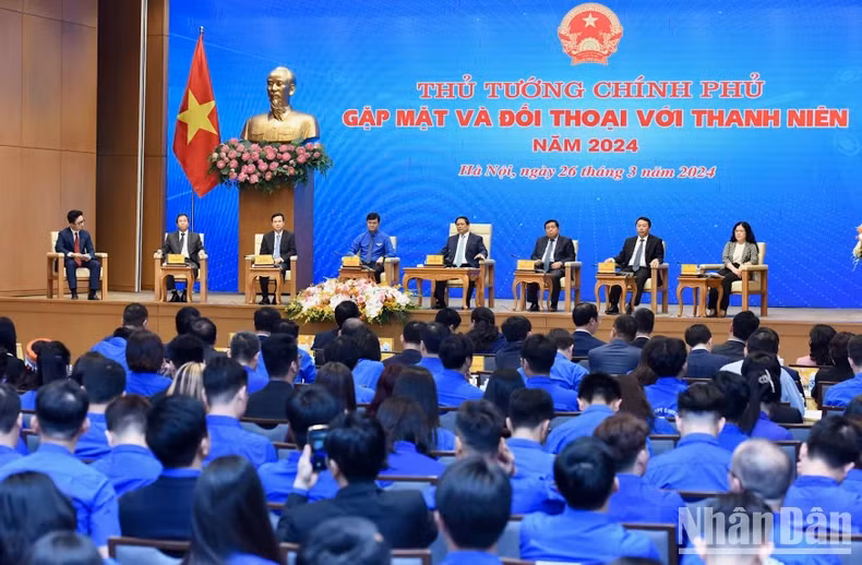 政府总理范明正与青年代表对话。