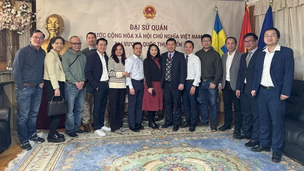 越南驻瑞典大使陈文俊和与会代表合影。