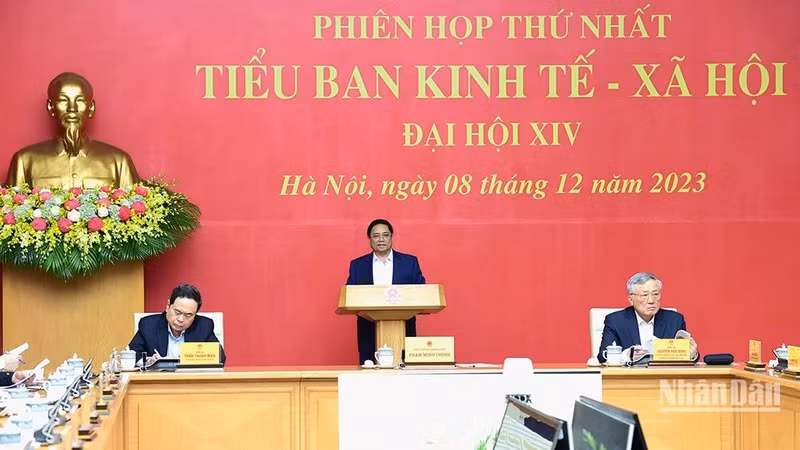 越南政府总理范明正主持召开越共十四大经济社会小组第二次会议。（陈海 摄）