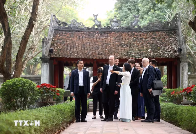 芬兰议会议长尤西·哈拉阿霍参观文庙国子监。