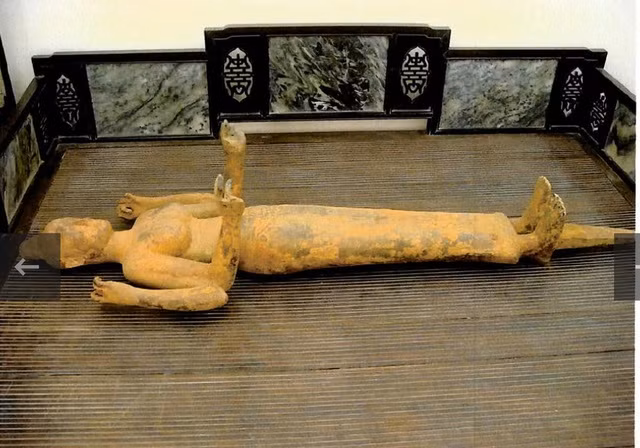 4臂女神杜尔迦铜像。