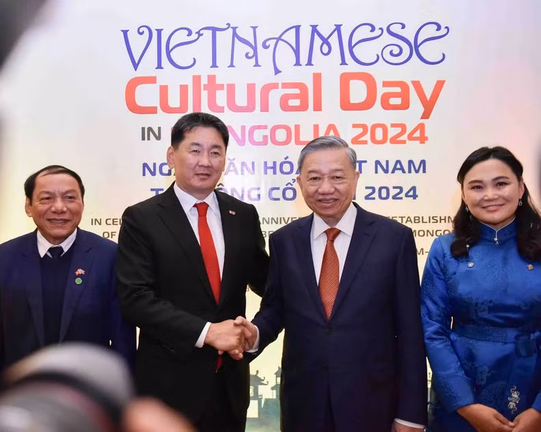 越共中央总书记、国家主席苏林和蒙古国总统呼日勒苏赫出席2024年蒙古国越南文化日开幕式。