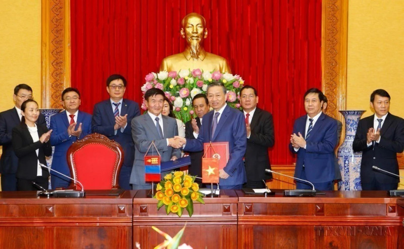 越南公安部长苏林同蒙古国法律和内务部长曾德·尼亚木道尔吉签署两国关于移管被判刑人协议。（2019年）