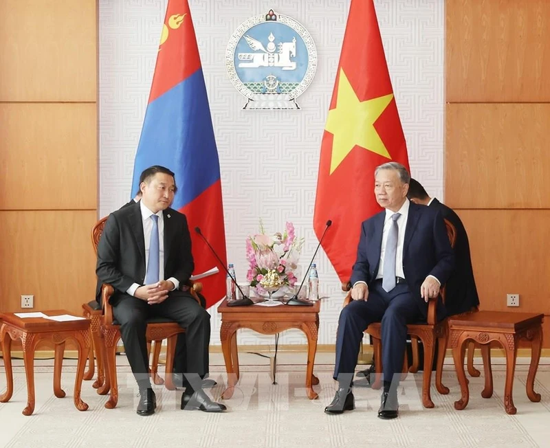 越共中央总书记、国家主席苏林会见蒙古国家大呼拉尔主席阿玛尔巴伊斯格楞。