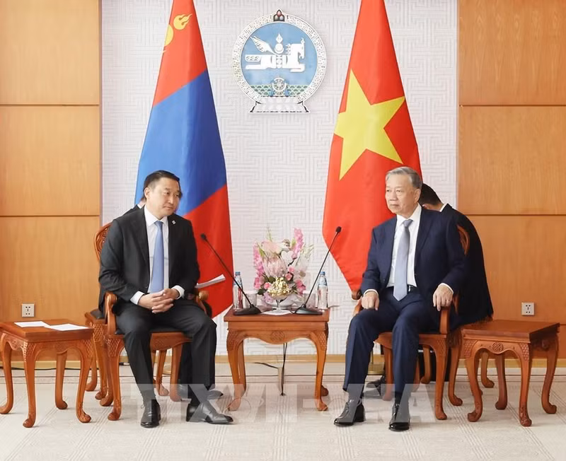 越共中央总书记、国家主席苏林会见蒙古国家大呼拉尔主席阿玛尔巴伊斯格楞。