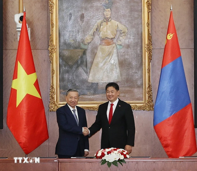 越共中央总书记、国家主席苏林（左）与蒙古国总统乌赫那·呼日勒苏赫。