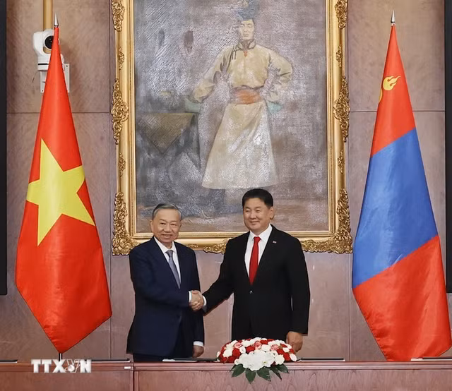 越共中央总书记、国家主席苏林（左）与蒙古国总统乌赫那·呼日勒苏赫。