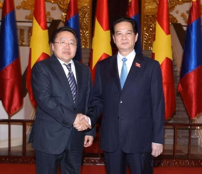 越南政府总理阮晋勇会见对越南进行国事访问的蒙古国总统额勒贝格道尔吉（2013年）。