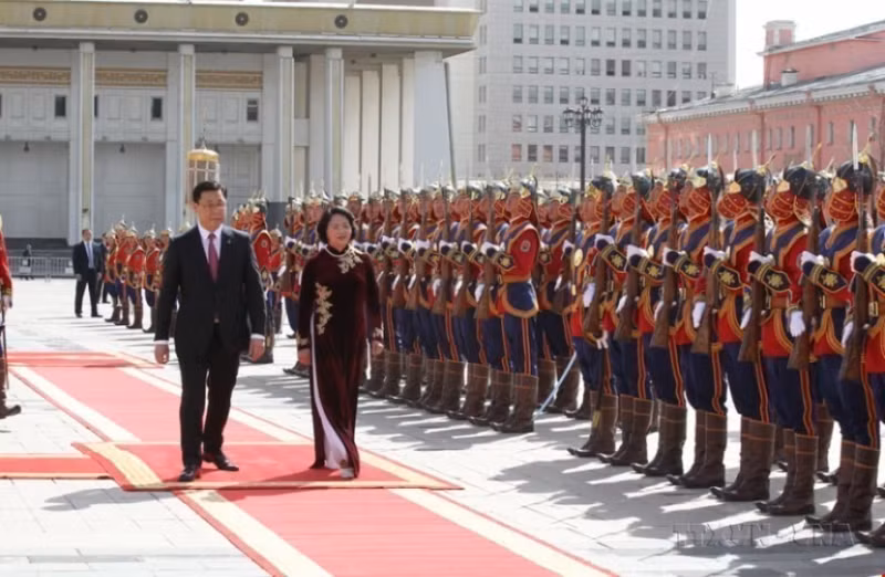 蒙古国总理额尔登巴特主持仪式，欢迎越南国家副主席邓氏玉盛对蒙古国进行正式访问（2017年）。